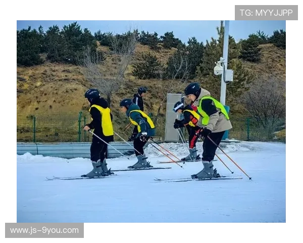 冰雪运动学院完善少儿滑雪课程与家长参与制度，少儿滑雪冬令营