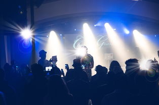 九游娱乐下载-C罗与粉丝互动现场热情高涨，c罗与队友